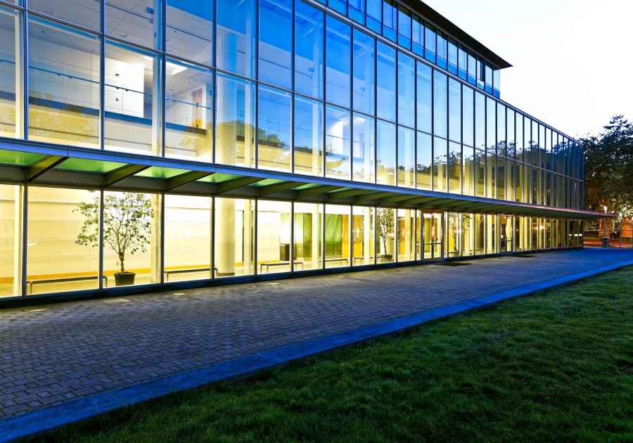 Gothaer Versicherungen - Glaserstattungsrechner: Gebäude mit Glasfront