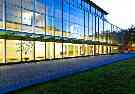 Gothaer Versicherungen - Glaserstattungsrechner: Gebäude mit Glasfront
