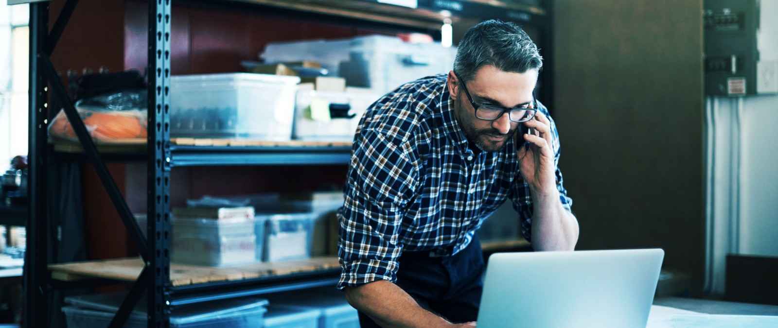 Gothaer Inhaltsversicherung: Mitarbeiter im Lager - Schäden im Warenbestand sind versichert