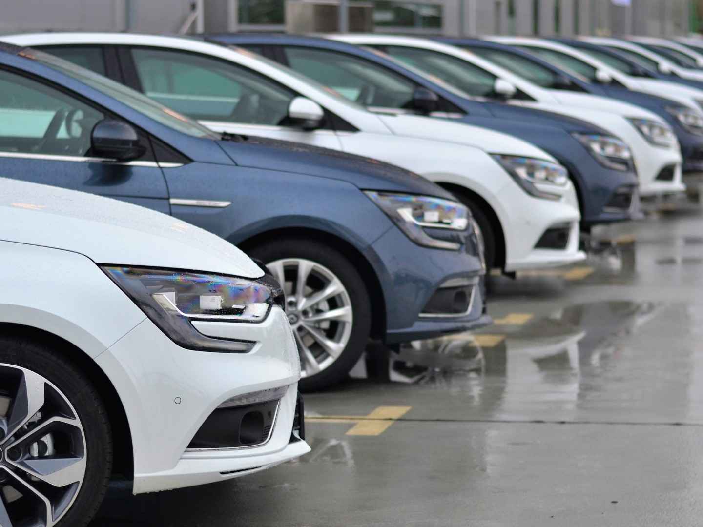 Flottenversicherung: Eine PKW-Flotte steht auf einem Parkplatz.