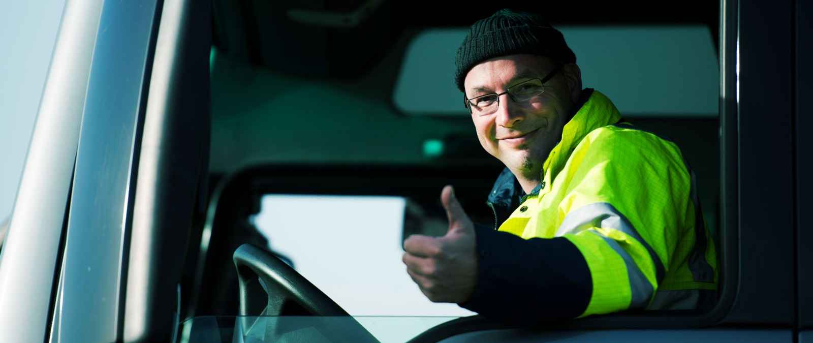 Gewerbliche KFZ-Versicherung: LKW-Fahrer in seinem Führerhaus