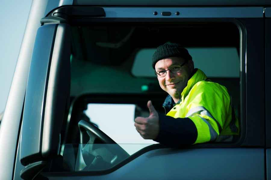 Gewerbliche KFZ-Versicherung: LKW-Fahrer in seinem Führerhaus