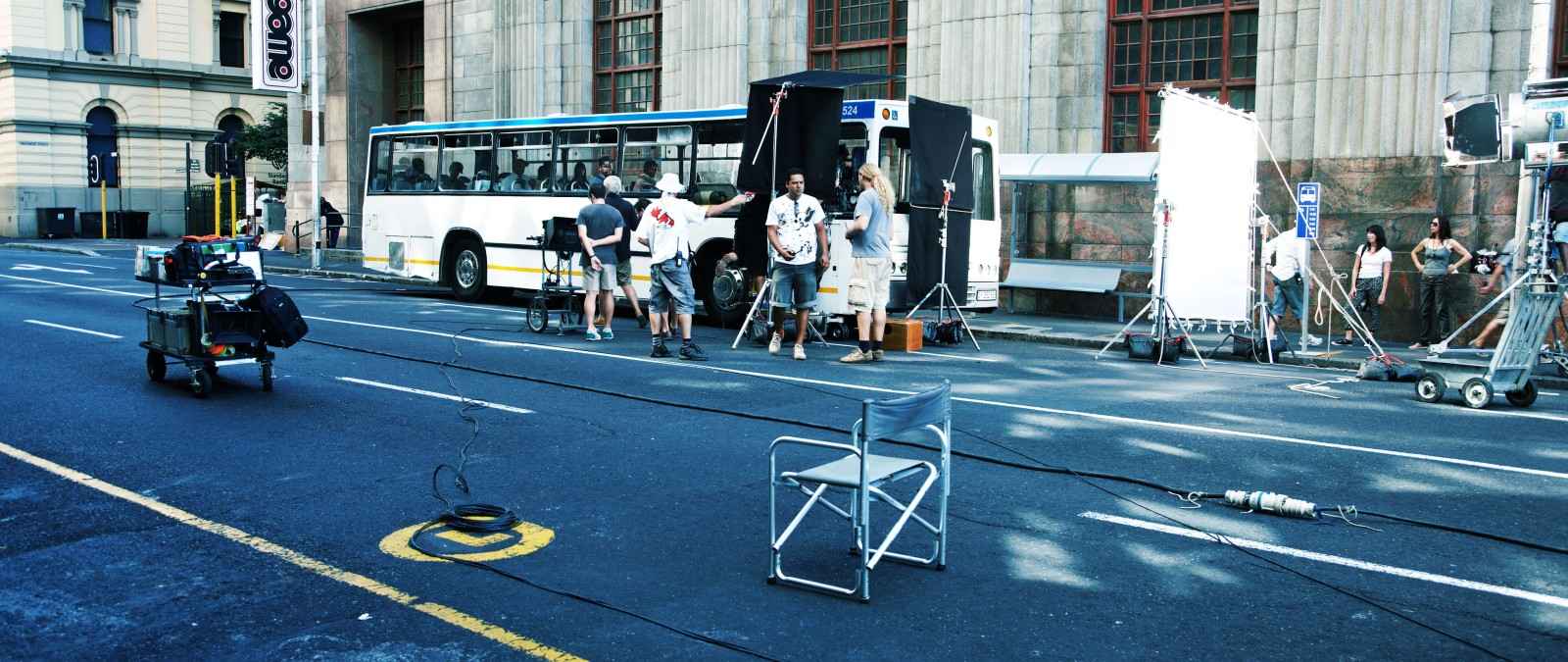 Gothaer Filmversicherung: Ein Film wird auf der Straße produziert.