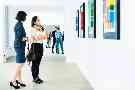Gothaer Kunstausstellungsversicherung: Besucher bewundern moderne Kunst auf einer Kunstausstellung.