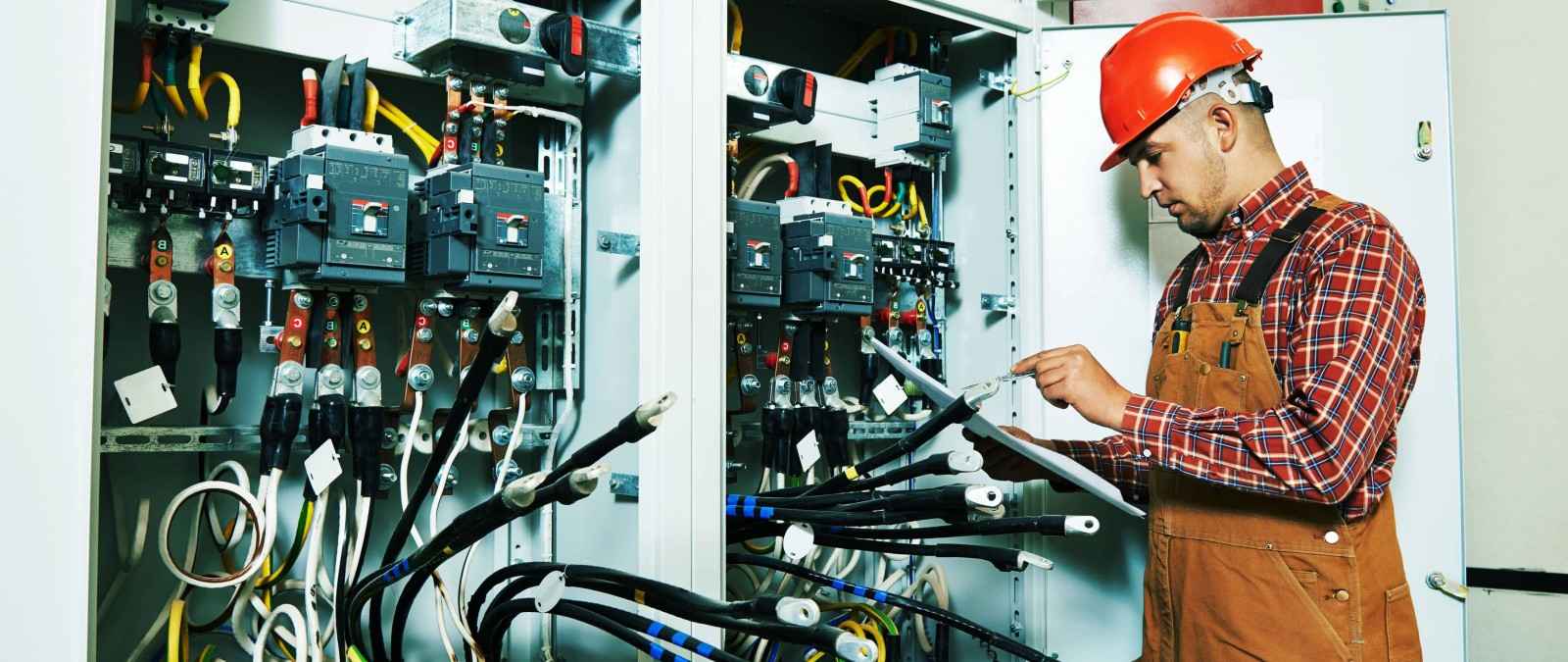 Gothaer Elektronikversicherung: Facharbeiter sucht einen Bedienungsfehler am Schaltkasten.