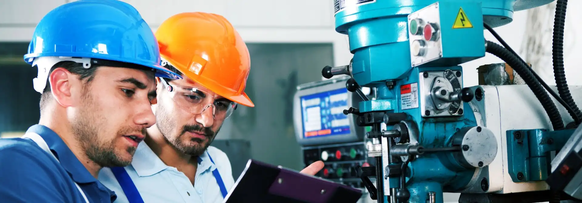 Gothaer Maschinenversicherung: Fachleute an einer Maschine