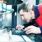 Gothaer Montageversicherung: Monteur bei der Arbeit an Maschinen