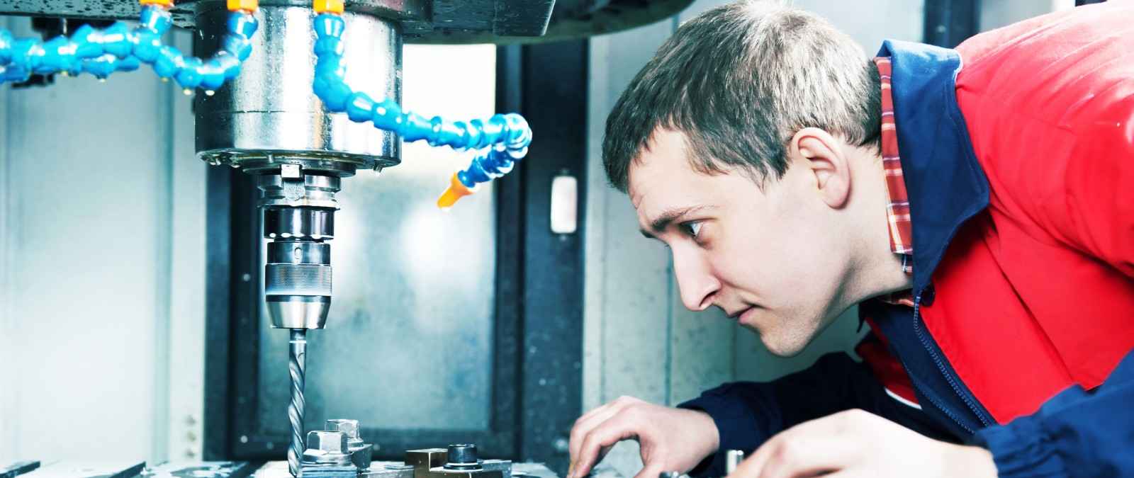 Gothaer Montageversicherung: Monteur bei der Arbeit an Maschinen