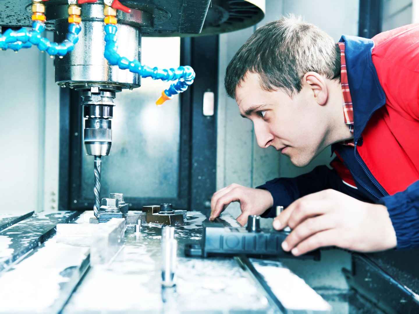 Gothaer Montageversicherung: Monteur bei der Arbeit an Maschinen