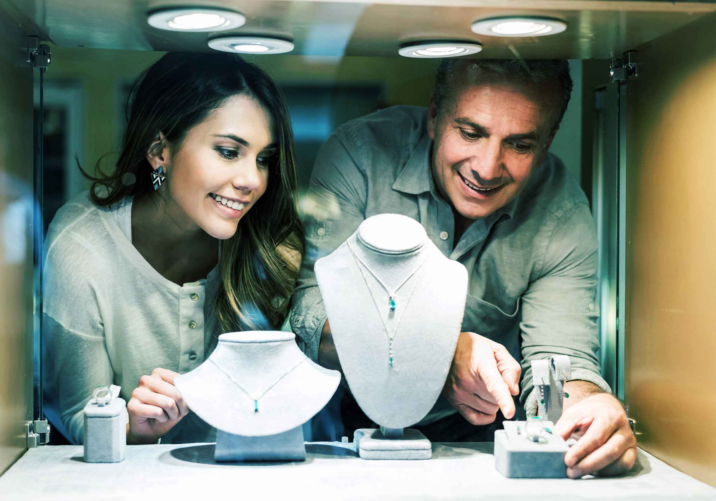 Valorenversicherung: Ein Mann und eine Frau dekorieren ein Juwelier-Schaufenster.