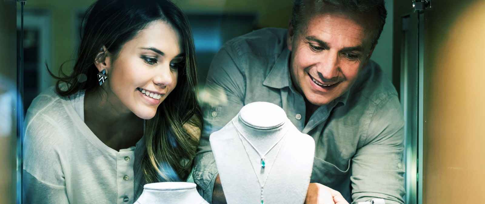 Valorenversicherung: Ein Mann und eine Frau dekorieren ein Juwelier-Schaufenster.