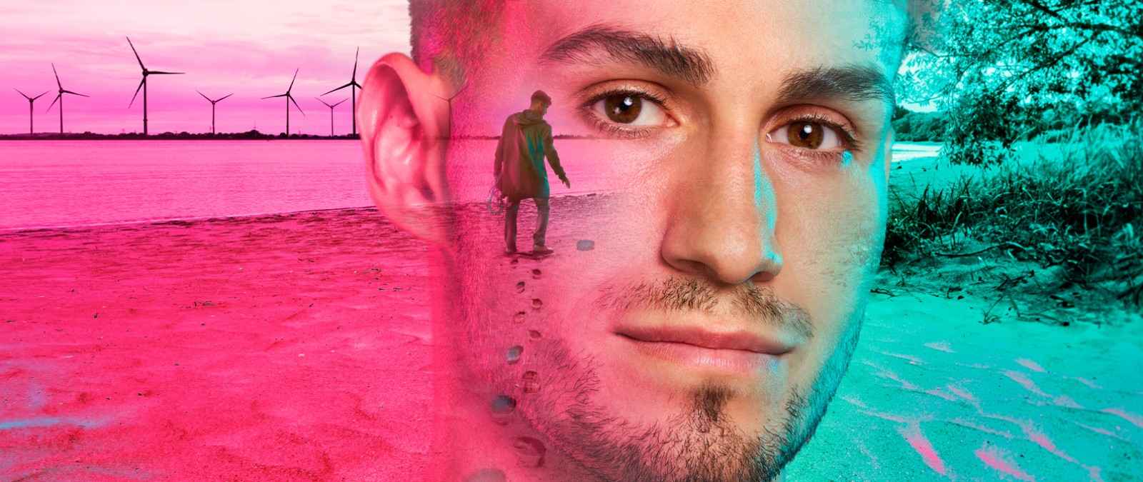 Nachhaltigkeit: Junger Mann vor einem Strand. In der Ferne sieht man einen Windpark.