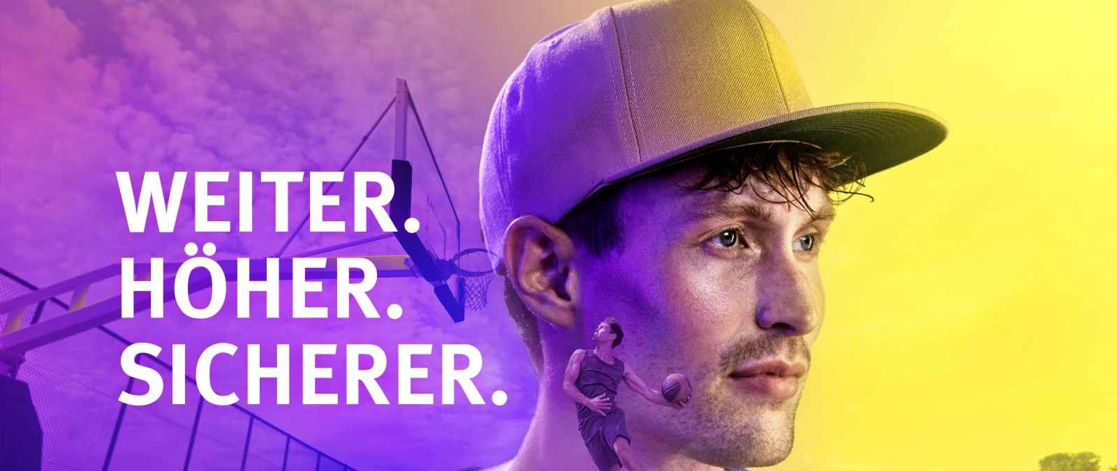 Weiter. Höher. Sicherer.: Im Vordergrund ist ein junger Mann mit Kappe. Im Hintergrund ein Basketball-Straßenplatz. Die Farben sind lila und gelb,