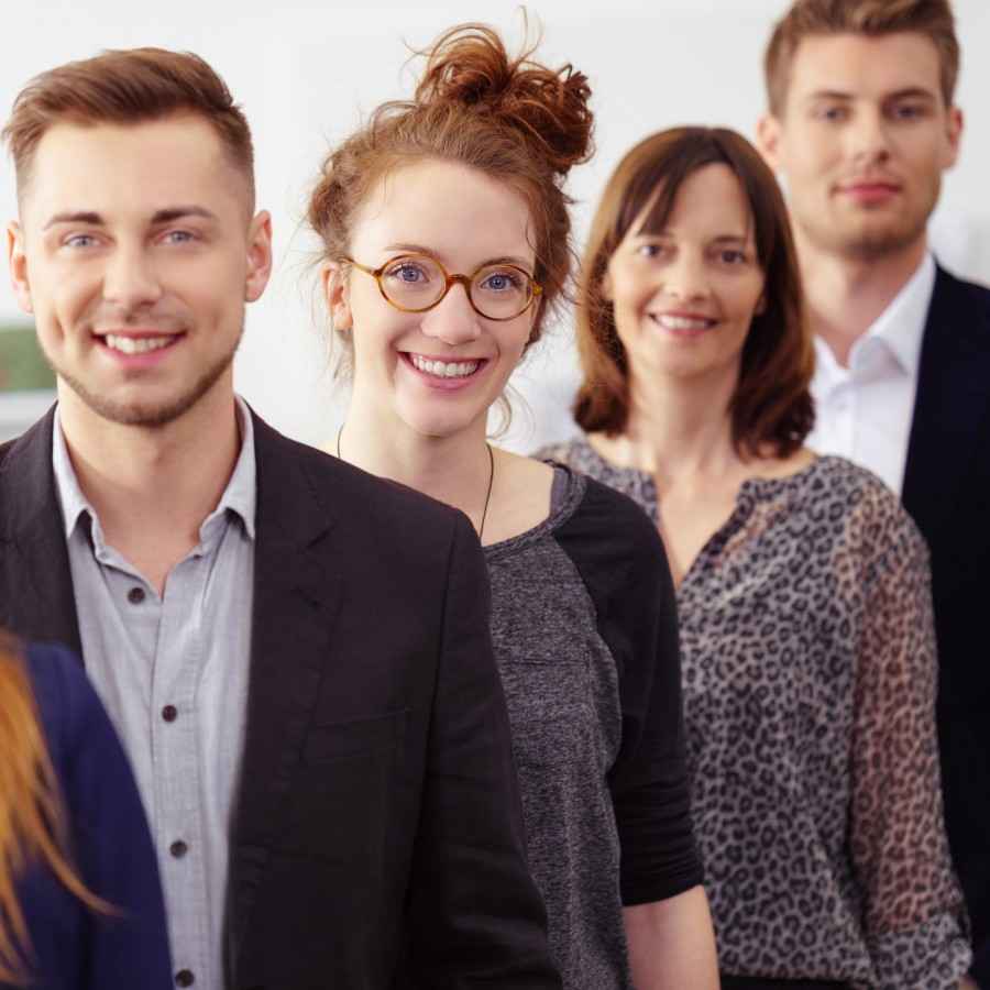 Eine Gruppe Studenten freut sich, über ihre private studentische Krankenversicherung.