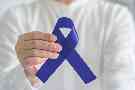 Blaue Schleife als Symbol für Darmkrebsprävention