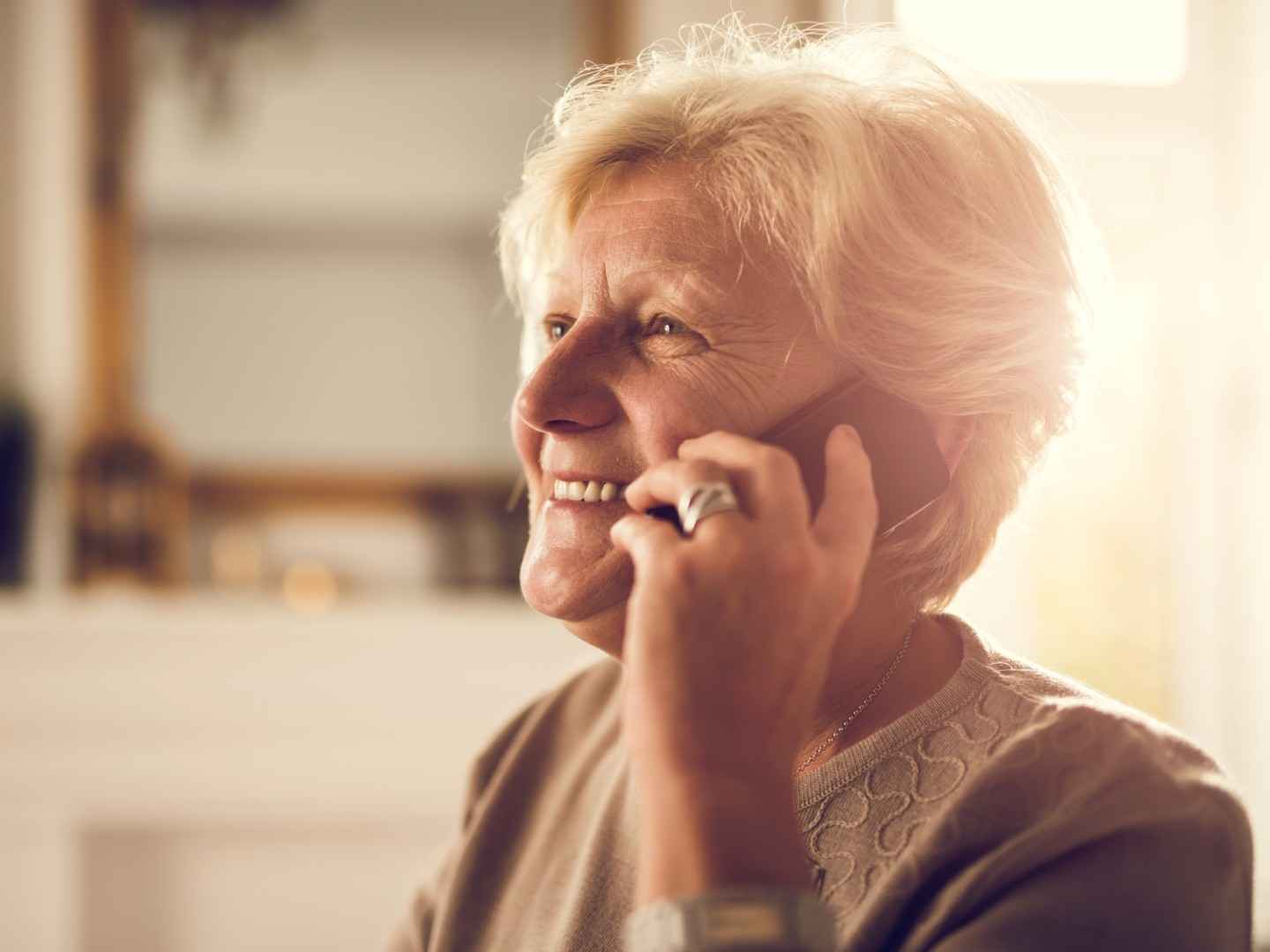 Ältere Dame telefoniert.