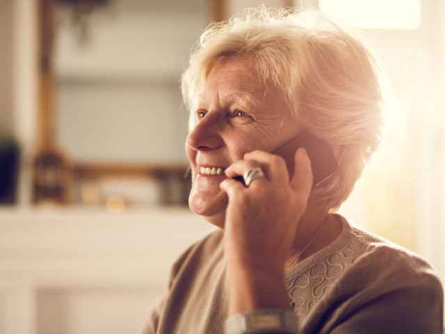 Ältere Dame telefoniert.