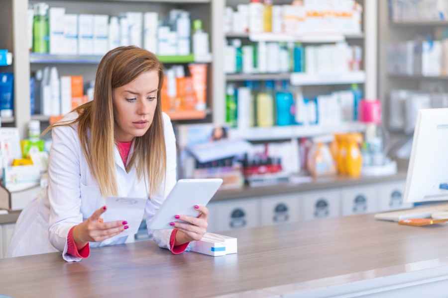Apothekerin mit E-Rezept