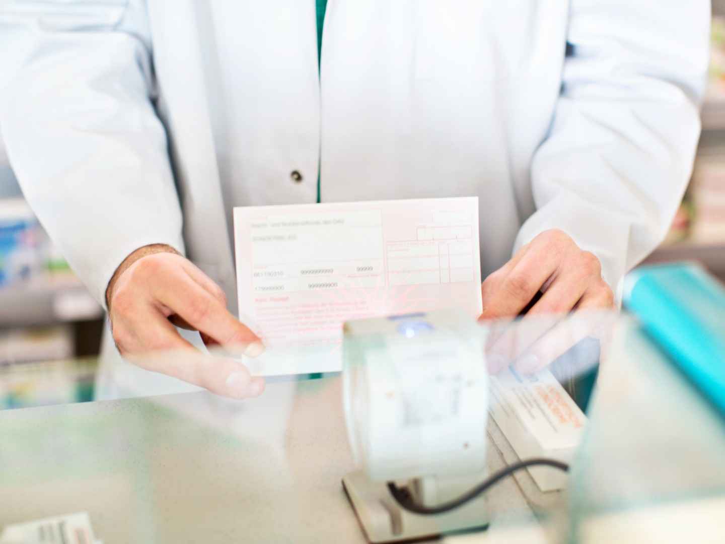 Ein Apotheker scannt ein E-Rezept.