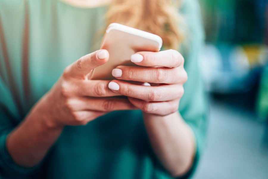 Hände, die ein Smartphone halten