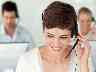 Bild: Frau mit Headset in einem Callcenter.