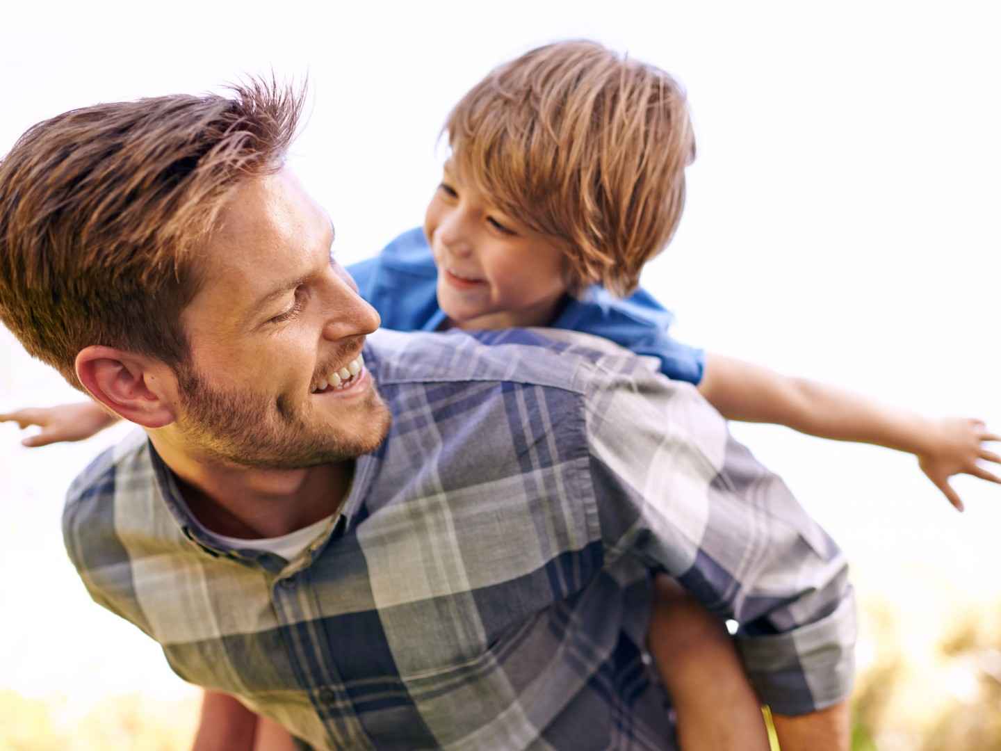 Vater mit Kind auf dem Rücken