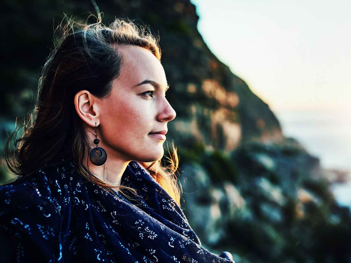 Frau blickt aufs Meer