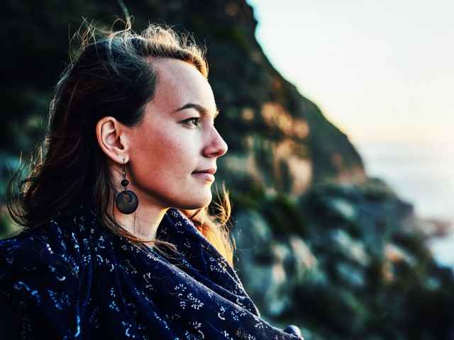 Frau blickt aufs Meer