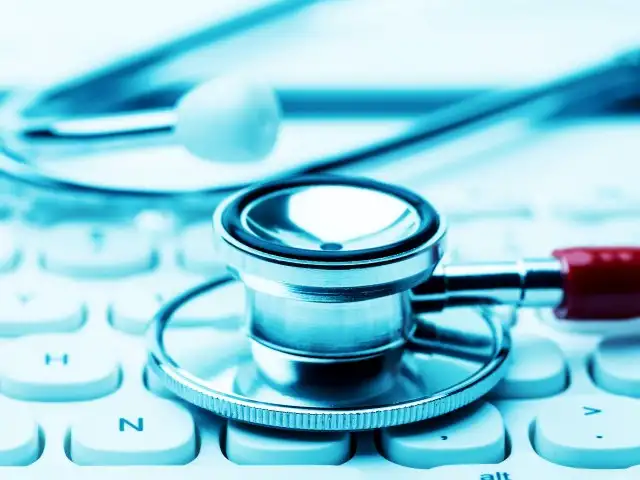 Stethoskop auf einer Tastatur