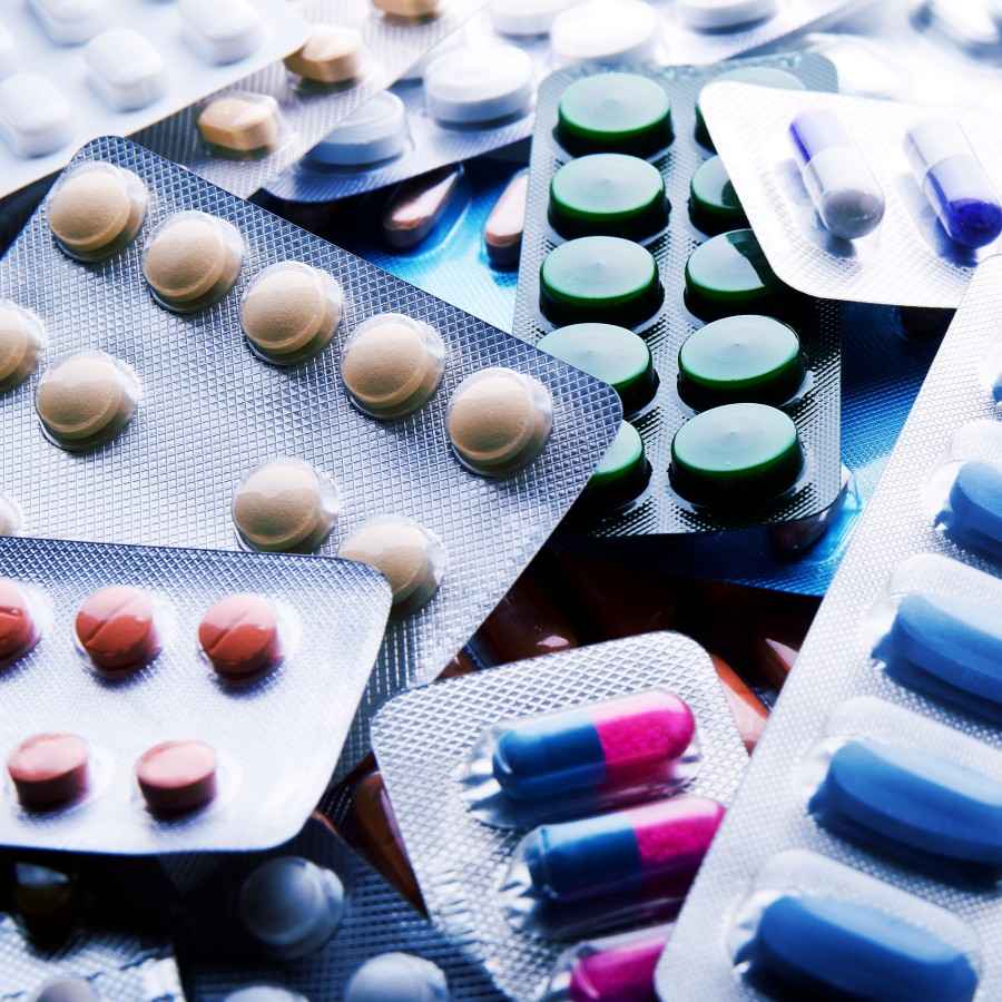 Verschiedene Blisterverpackungen mit Tabletten auf einem Haufen