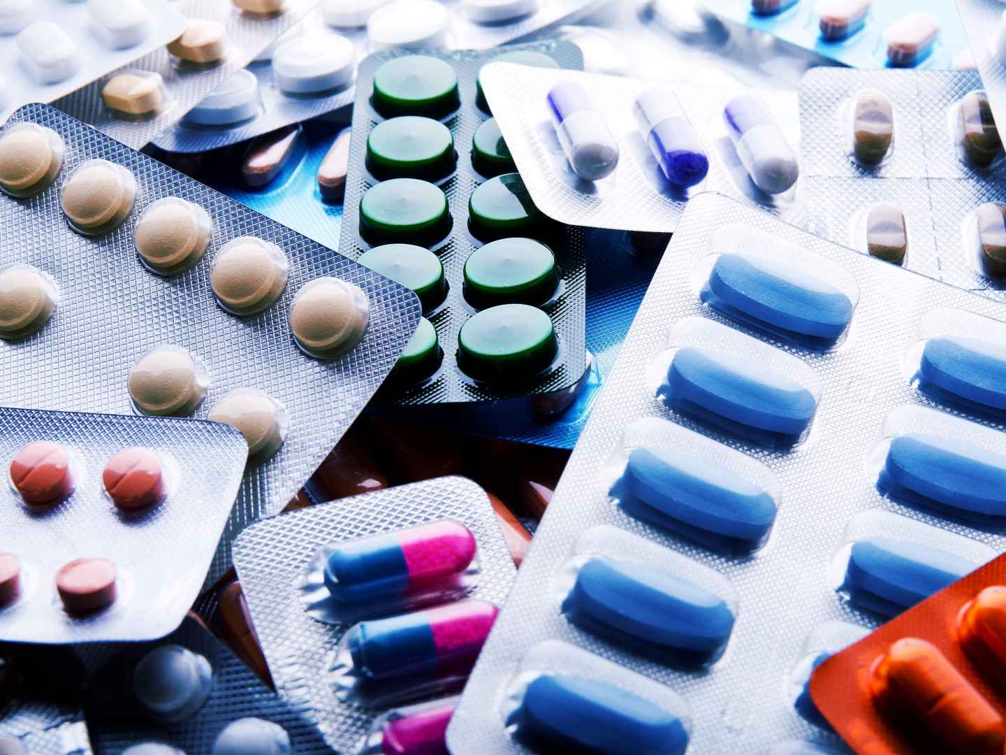 Verschiedene Blisterverpackungen mit Tabletten auf einem Haufen