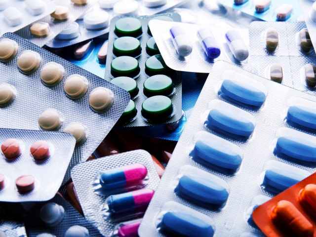 Verschiedene Blisterverpackungen mit Tabletten auf einem Haufen