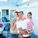 Mitglieder-Schutzbrief: Versicherungsschutz auf Reisen - Familie am Kofferraum ihres Autos