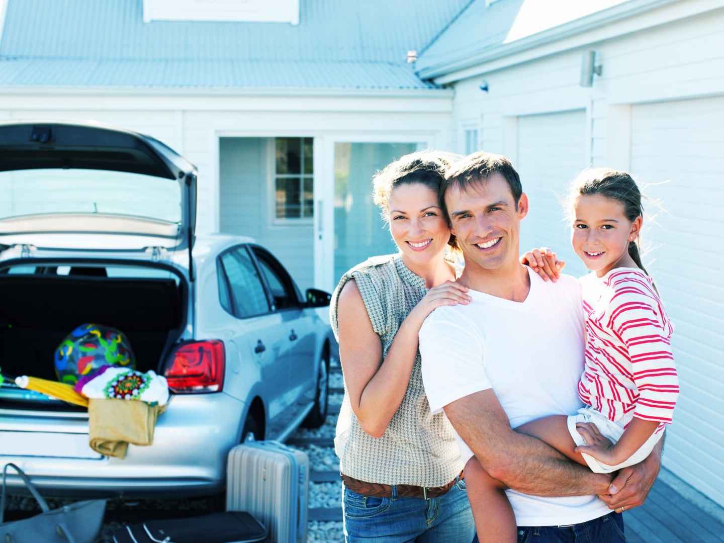 Mitglieder-Schutzbrief: Versicherungsschutz auf Reisen - Familie am Kofferraum ihres Autos