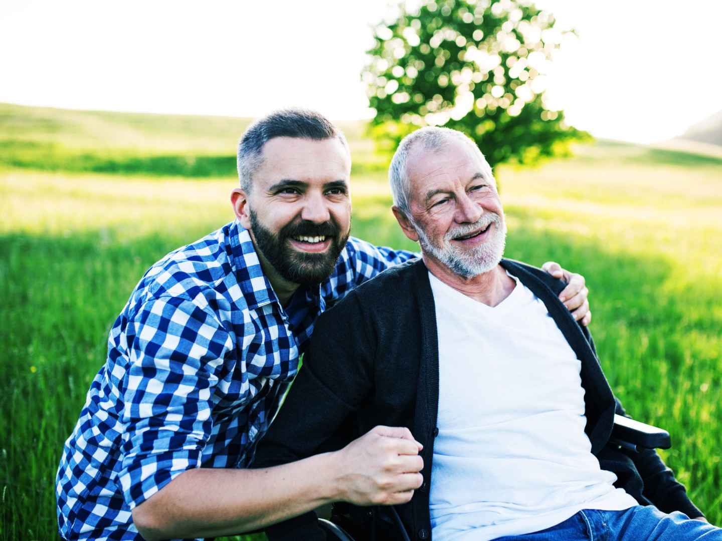 Vater und Sohn machen sich Gedanken, was zu tun ist, wenn der Pflegefall eintritt.
