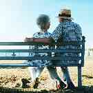 Informationen für Pflegeversicherte: Altes pflegebedürftiges Ehepaar auf einer Bank