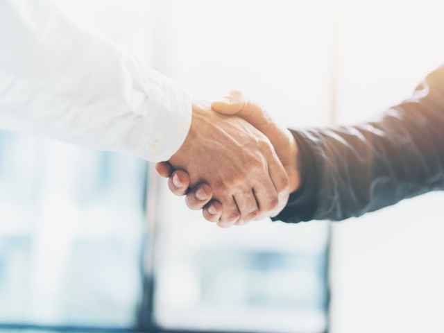 Zwei Männer geben sich die Hand