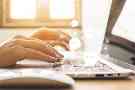 Gothaer Online-Services für Geschäftskunden: Hände tippen auf Tastatur