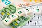 Gothaer Online-Services für Vertragsänderungen von Lebensversicherungen: Scrabble-Steine formen das Wort "Rente" auf einer Tastatur neben Geldscheinen
