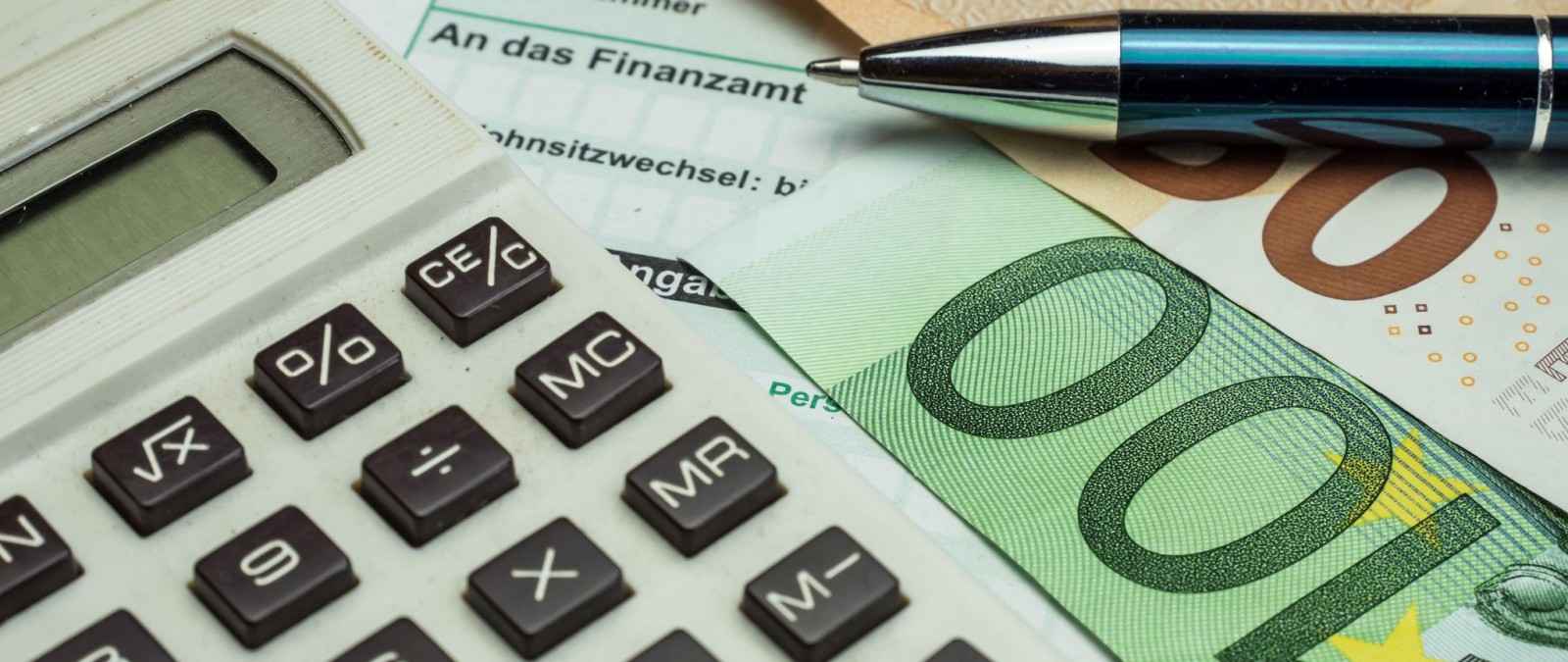 Gothaer Online-Services rund um Nachweise/Bescheinigungen: Taschenrechner, Geldscheine und ein Stift liegen auf einer Steuererklärung an das Finanzamt