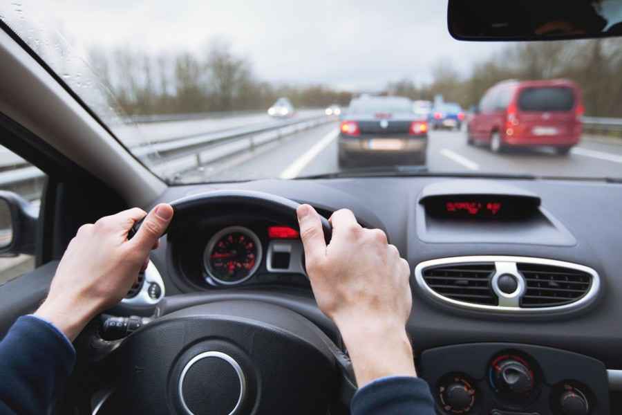 Gothaer Online-Services rund um Nachweise/Bescheinigungen im Bereich Sachversicherungen: Blick aus Fahrersicht aus der Windschutzscheibe eines Autos auf die Autobahn vor sich