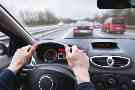 Gothaer Online-Services rund um Nachweise/Bescheinigungen im Bereich Sachversicherungen: Blick aus Fahrersicht aus der Windschutzscheibe eines Autos auf die Autobahn vor sich