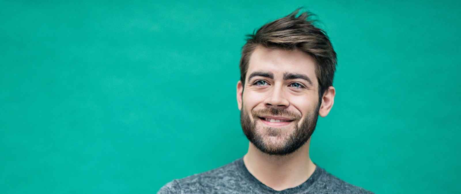Gothaer Berufsunfähigkeitsversicherung: Junge Menschen diskutieren bei der Arbeit.