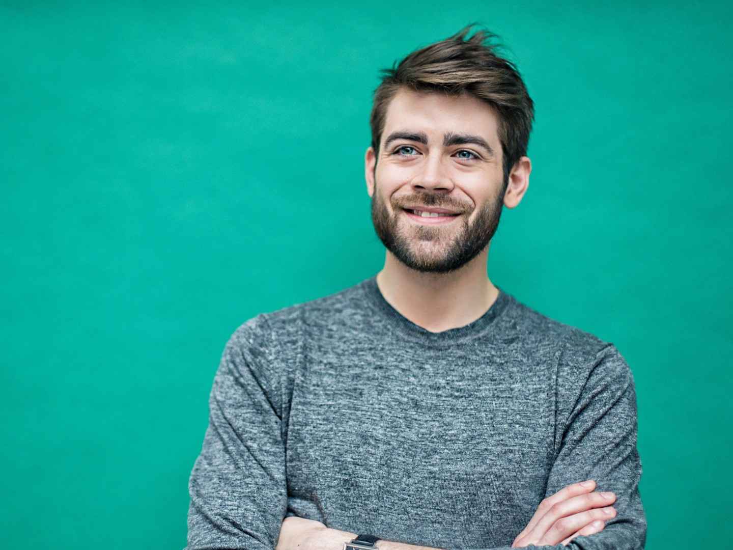 Gothaer Berufsunfähigkeitsversicherung: Junge Menschen diskutieren bei der Arbeit.