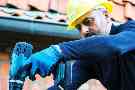 Grundfähigkeitsversicherung: Dachdeckermeister bei der Arbeit