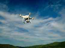 Gothaer Drohnenversicherung: Eine Drohne fliegt im Himmel.