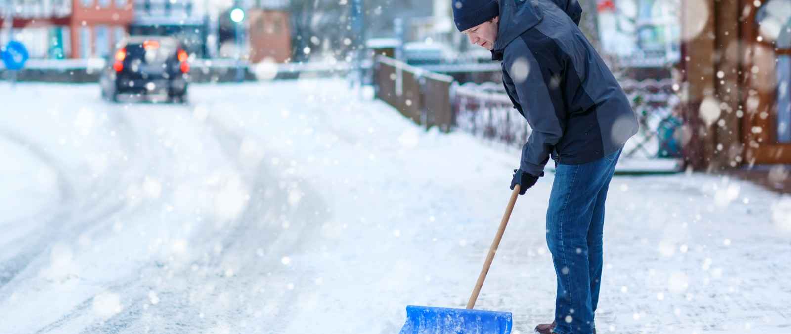 Gothaer Haus- und Grundbesitzerhaftpflicht: Ein Hausbesitzer räumt vor seinem Haus den Schnee weg.