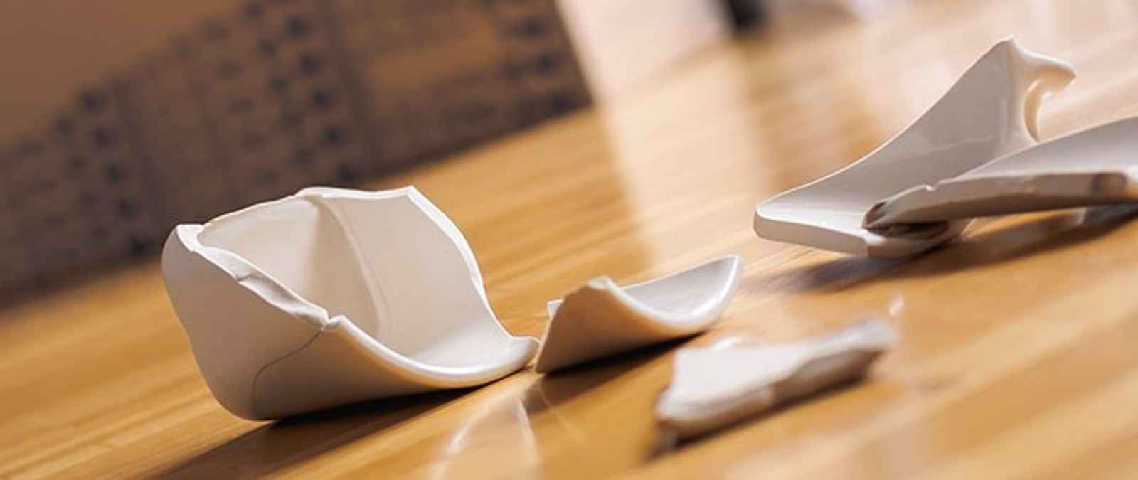 Scherben einer Vase auf dem Boden