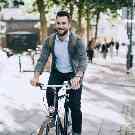 Gothaer Fahrradversicherung: Mann mit dem Fahrrad in der Stadt.