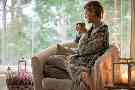 Gothaer Rundum-Schutz für Haus & Wohnung: Eine Frau sitzt auf einem Sessel und trinkt eine Tasse Tee.